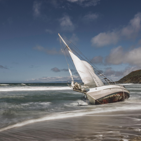 navire abandonn&eacute; sur une plage