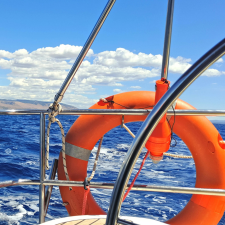 Bou&eacute;e de sauvetage bateau en mer