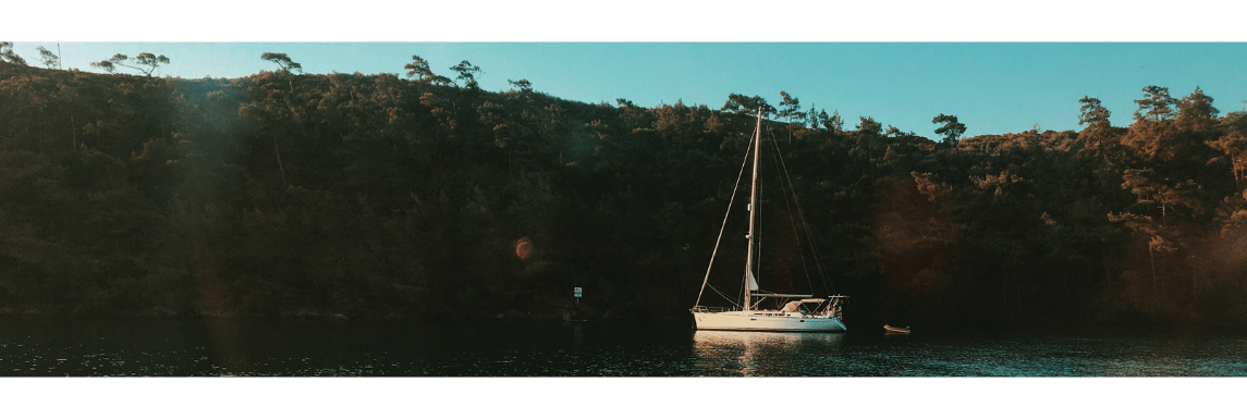 Voilier au mouillage avec ancre bateau