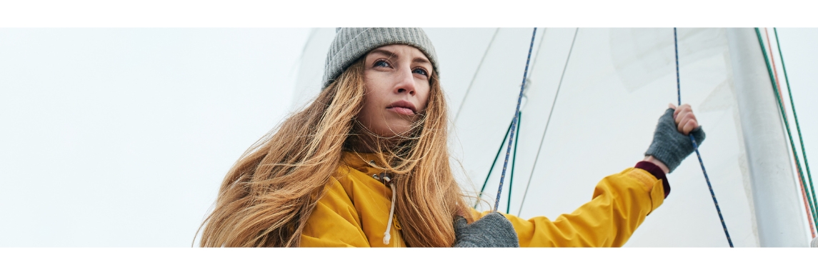 Femme portant un cir&eacute; jaune