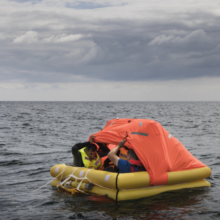Sauvetage radeau de survie en mer