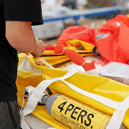r&eacute;vision radeau de survie plastimo en atelier