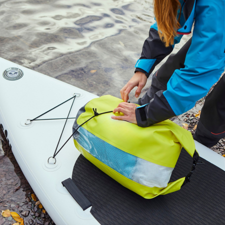 Sac &eacute;tanche sur une planche de stand up paddle