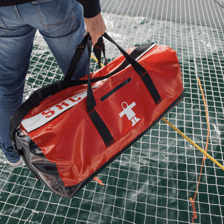 sac etanche guy cotten &agrave; bord d'un bateau